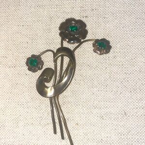 Harry Iskin Vintage 1940s green stone 10k 1/20 filled brooch. Signed